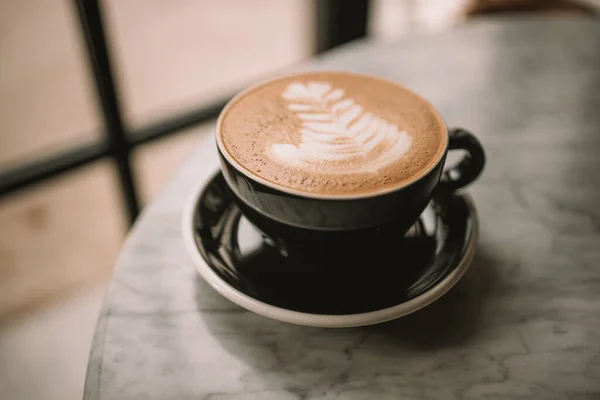 Schwarze Tasse Cappuccino Mit Latte Art Auf Weißem Hintergrund Schöner — Stockfoto