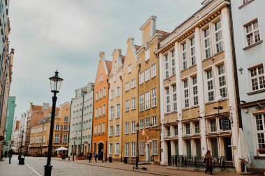 Gdansk, Polonya - 30 Ekim 2022: Eski Gdansk kasabasının şaşırtıcı mimarisi. Dluga Caddesi, Eski Şehir Merkezi 'nin ana yaya sokağıdır. Yüksek kalite fotoğraf