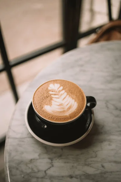 Schwarze Tasse Cappuccino Mit Latte Art Auf Weißem Hintergrund Schöner — Stockfoto