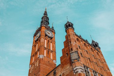 Gdansk 'taki eski şehrin güzel mimarisi ve Polonya belediye binası. Yüksek kalite fotoğraf