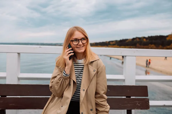 Χαμογελώντας Ευτυχισμένη Γυναίκα Έχοντας Ευχάριστη Συνομιλία Στο Κινητό Τηλέφωνο Ενώ — Φωτογραφία Αρχείου