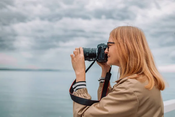 Fotoğraf Seyahat Şapkalı Genç Kadın Elinde Kamerayla Güzel Tropik Deniz — Stok fotoğraf