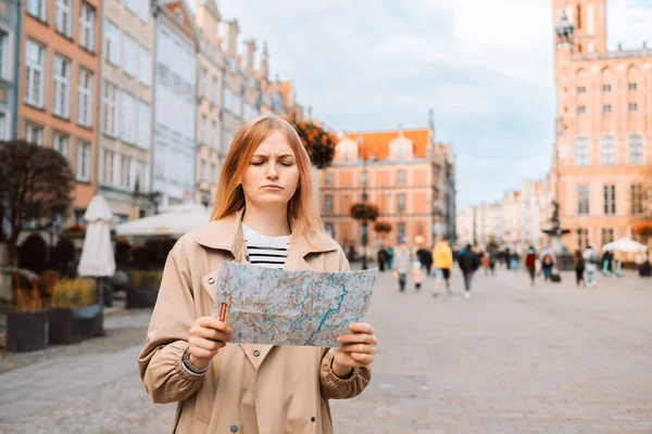 Çekici Genç Bayan Turist Elinde Kağıt Bir Haritayla Gdansk Eski — Stok fotoğraf