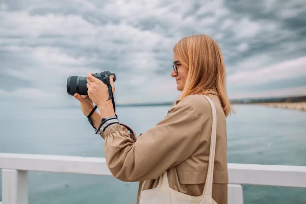 Fotoğraf Seyahat Şapkalı Genç Kadın Elinde Kamerayla Güzel Tropik Deniz — Stok fotoğraf