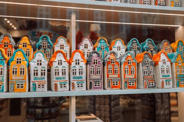 세라믹 하우스 폴란드 그단스크에 창문에 기념품 빈티지 주택등 시장에 전시되어 — 스톡 사진