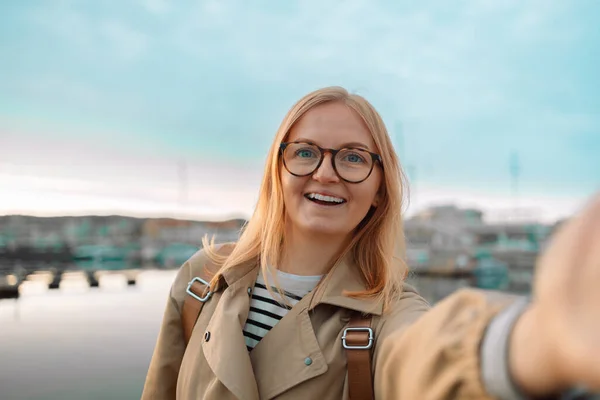 Happy 30S Hipster Girl Blogger Influencer Recording Vlog Holding Looking —  Fotos de Stock