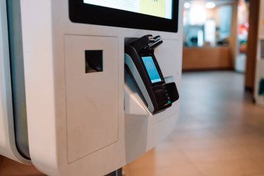 Valencia, İspanya 16 Ekim 2022 McDonalds fast food siparişi makine sistemi kendi kendine sipariş ve ödeme iç sistemi. Yüksek kalite fotoğraf