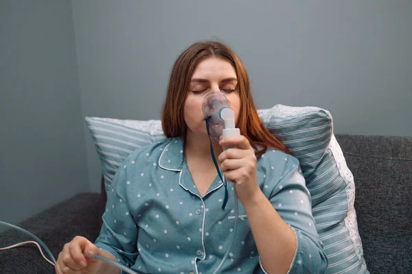 Retrato Una Mujer Joven Enferma Que Pone Una Máscara Nebulizador —  Fotos de Stock