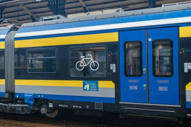 Gdansk, Polonya - 11 Kasım 2022: İstasyondaki modern tren. Gdansk.Poland. Modern yüksek hızlı kırmızı banliyö treniyle güzel bir tren istasyonu. Tren peronunda. Endüstriyel kavram