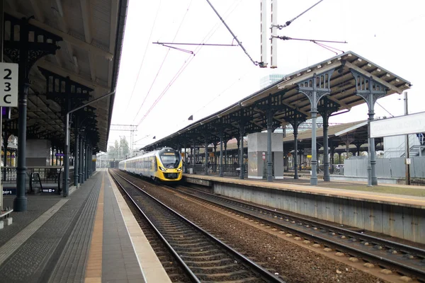 Современный Поезд Вокзале Геск Польша Железнодорожный Вокзал Современным Высокоскоростным Красным — стоковое фото