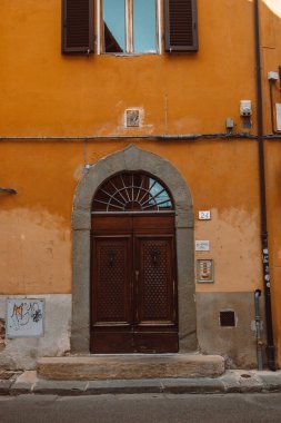 Pisa, Tuscany, İtalya 'nın merkezindeki kahverengi ahşap kapı. Yüksek kalite fotoğraf