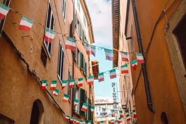 İtalya 'nın Pisa kentindeki eski bir kasabada bayraklar ve flamalar. Yüksek kalite fotoğraf