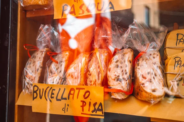 Buccellato 나이테 형태의 시실리안 케이크이다 케이크의 구성에는 과신선 그리고 피스타치오 — 스톡 사진