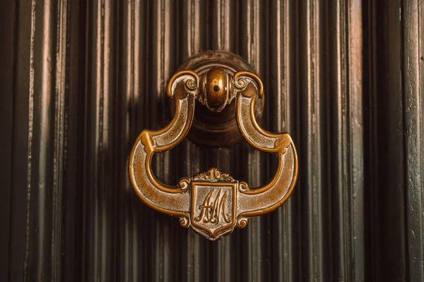 Luxusní Dřevěné Dveře Zlatým Klepadlem Kvalitní Fotografie — Stock fotografie