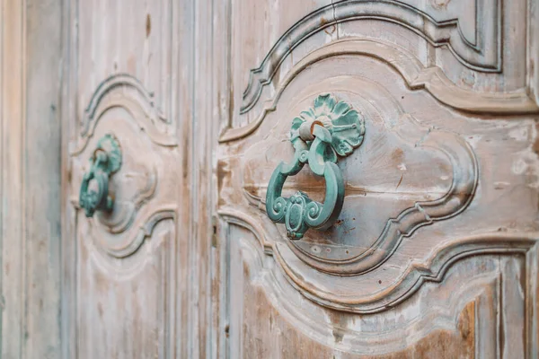 Železný Klepadlo Dřevěné Dveře Pisa Itálie Kvalitní Fotografie — Stock fotografie