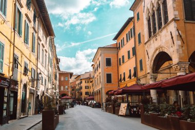 Pisa, İtalya - 18 Mart 2023: Pisa, Toskana, İtalya 'da dar ve rahat bir cadde. Pisa 'nın mimarisi ve simgesi. Yüksek kalite fotoğraf