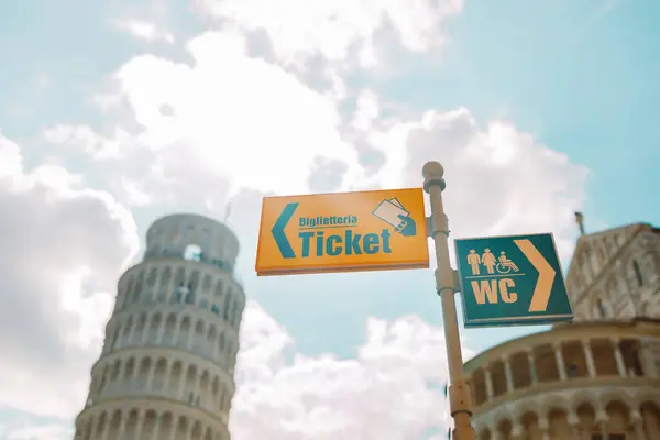Sarı Işaret Talya Nın Pisa Caddelerinde Biletleri Gösteriyor Bulutlu Mavi — Stok fotoğraf