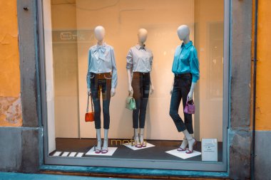 Pisa, İtalya 'da bir butik mağazasında şık kıyafetler. Eski moda kıyafet kiralama konsepti. Kadınların mekanı. Boho pazarı. Küçük butik galerisi moda dükkanı. Yüksek kalite fotoğraf
