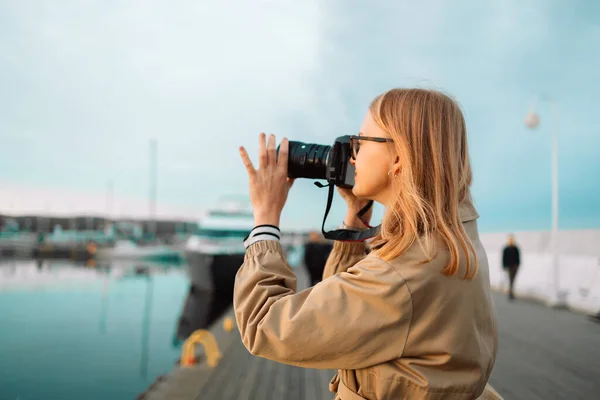 Açık Havada Genç Güzel Bir Kadının Fotoğrafçı Fotoğrafçısıyla Avrupa Eğlenirken — Stok fotoğraf