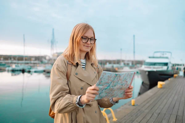 Νεαρή Ενήλικη Τουρίστρια Γυναίκα Ανάγνωση Χάρτη Πεζοπορία Ταξίδι Ψάχνει Βρει — Φωτογραφία Αρχείου