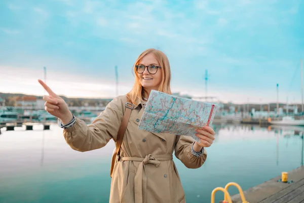 Молода Доросла Туристична Жінка Читає Карту Поїздки Пошуках Місця Щоб — стокове фото