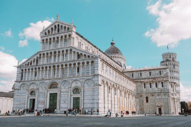 Pisa, İtalya - 18 Mart 2023: İtalya 'da Pisa Kulesi önünde fotoğraf çeken seyahat turistlerinin arka görüntüsü. Pisa Kulesi ve mavi gökyüzü arka planında şehir tarihi manzarası. 