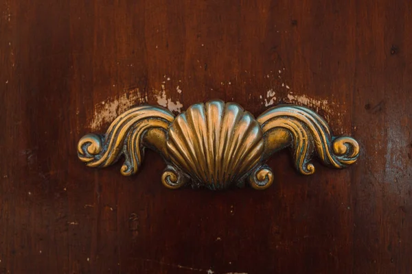 Starožitný Dekorativní Kovový Prvek Starých Hnědých Dveřích Kvalitní Fotografie — Stock fotografie
