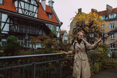 Avrupa 'da eğlenen güzel bir genç kadının açık havada gülümseyen hayat tarzı portresi. Gdansk, Polonya. Yüksek kalite fotoğraf. Yüksek kalite fotoğraf