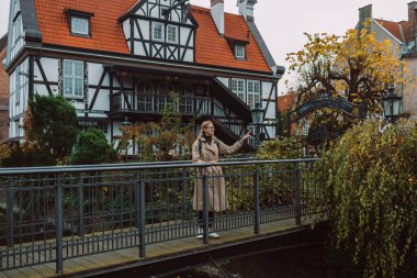 Avrupa 'da eğlenen güzel bir genç kadının açık havada gülümseyen hayat tarzı portresi. Gdansk, Polonya. Yüksek kalite fotoğraf. Yüksek kalite fotoğraf