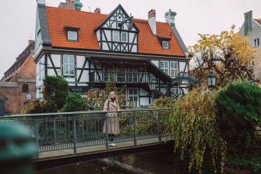 Avrupa 'da eğlenen güzel bir genç kadının açık havada gülümseyen hayat tarzı portresi. Gdansk, Polonya. Yüksek kalite fotoğraf. Yüksek kalite fotoğraf