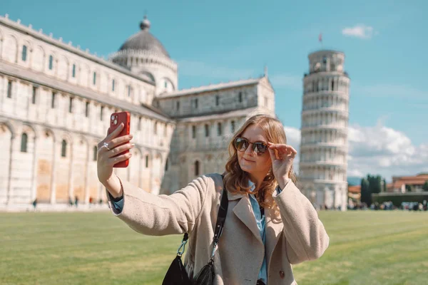 Młoda Podróżniczka Robiąca Selfie Przed Słynną Krzywą Wieżą Pizie Włoszech — Zdjęcie stockowe