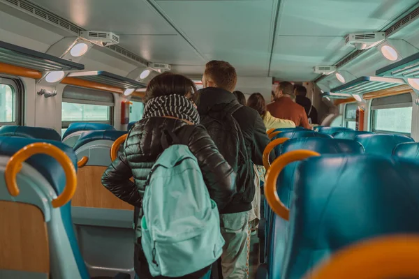 ラッシュ時には 混雑した白人の人々が公共列車から出るためにキューのバックビュー 高品質の写真 — ストック写真
