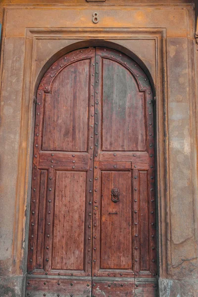 歴史的建造物の古い中世の扉 高品質の写真 — ストック写真