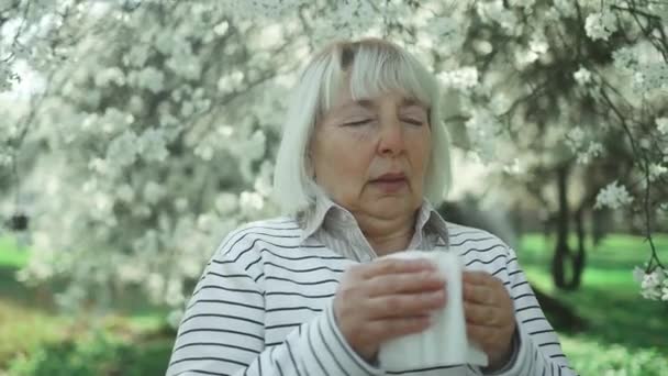 Портрет Сумної Старенької Жінки Єврозони Яка Стоїть Чхерні Відчувається Хворобливим — стокове відео