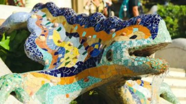 Barselona 'daki Guell parkındaki mozaik kertenkelesi. Yüksek kaliteli FullHD görüntüler