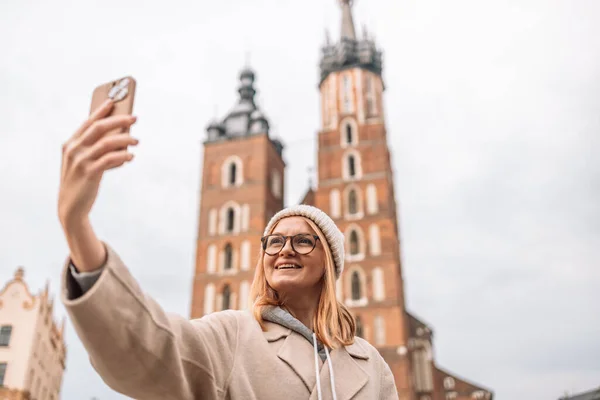 Jonge Blonde Vrouw Toerist Neemt Selfie Mobiele Telefoon Het Marktplein — Stockfoto