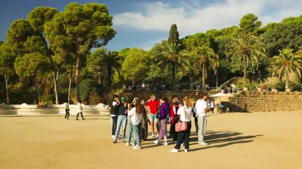Barcelona Espanha Outubro 2022 Banco Cerâmica Parque Guell Projetado Pelo — Vídeo de Stock