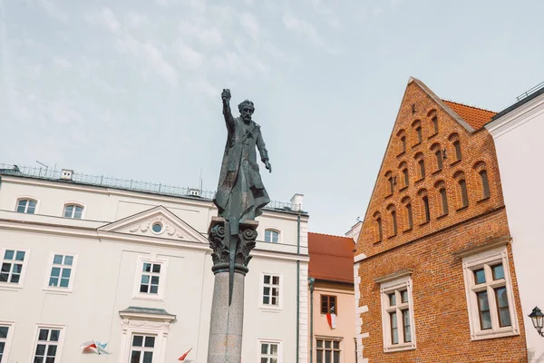 Krakow, Polonya - 2 Mayıs 2023: Eski Krakow kasabasındaki Grodka Caddesi 'ndeki Aziz Peter ve Paul Kilisesi. Ön planda Cizvit rahip Piotr Skarga 'nın bir anıtı var. Yüksek kalite fotoğraf