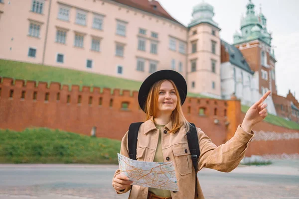 Şık Giyinen Sarışın Kız Turistler Polonya Nın Eski Krakow Kasabasında — Stok fotoğraf