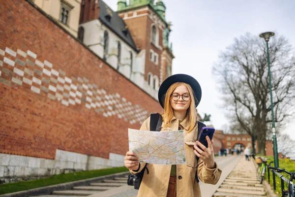 Şık Giyinen Sarışın Kız Turistler Polonya Nın Eski Krakow Kasabasında — Stok fotoğraf