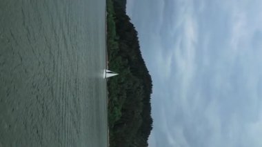 Karanlık nehir, Pieniny, Polonya 'da yelken açan inanılmaz bir tekne manzarası. Koruma alanı. Doğadaki güzellik. Yüksek kaliteli FullHD görüntüler