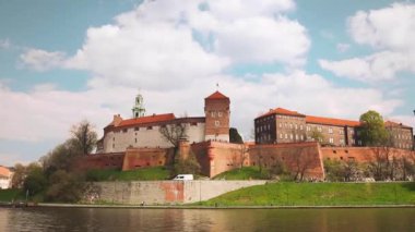 Bahçeler, katedraller, Krakow, Polonya 'nın Wawel şatosu manzarası. Yüksek kaliteli FullHD görüntüler