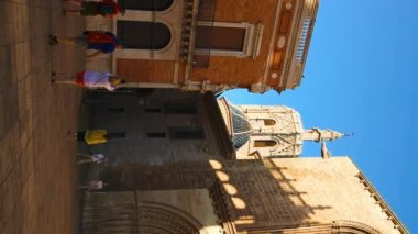 Saint Mary Meydanı ve Valencia, İspanya 'da bir yaz günü Rio Turia çeşmesi. Yüksek kaliteli FullHD görüntüler