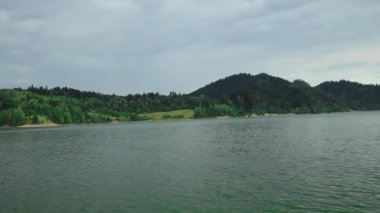 Karanlık nehir, Pieniny, Polonya 'da yelken açan inanılmaz bir tekne manzarası. Koruma alanı. Doğadaki güzellik. Yüksek kaliteli FullHD görüntüler