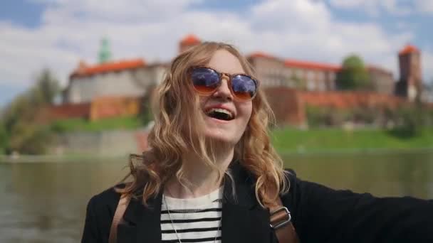 Jovem Mulher Loira Feliz Turista Com Roupas Elegantes Óculos Sol — Vídeo de Stock