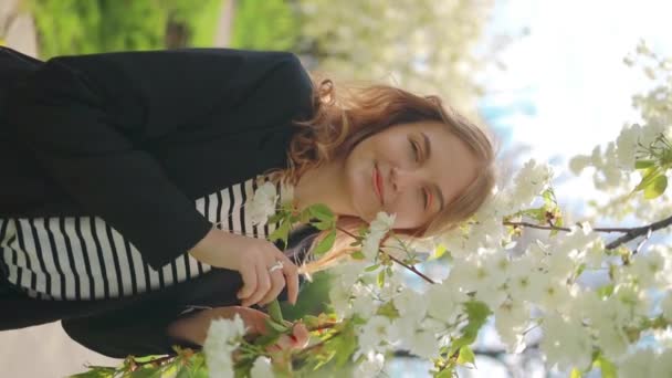 Attraktive Junge Frau Lächelt Und Genießt Die Natur Berührt Blühenden — Stockvideo