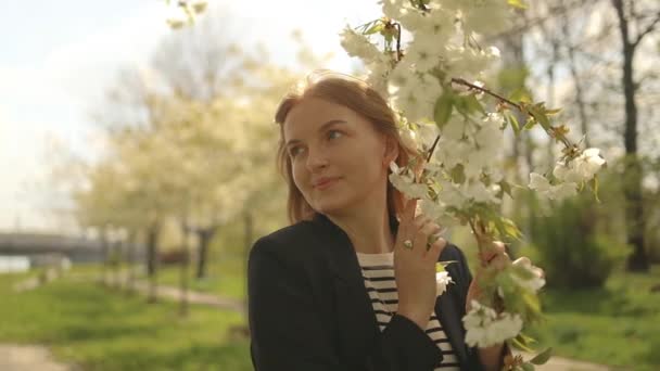 Attraktive Junge Frau Lächelt Und Genießt Die Natur Berührt Blühenden — Stockvideo