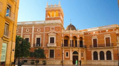 Saint Mary Meydanı ve Valencia, İspanya 'da bir yaz günü Rio Turia çeşmesi. Yüksek kaliteli FullHD görüntüler