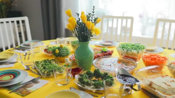 Home Interieur Mit Osterdekor Frühlingsblumen Einer Vase Traditionelle Ostergerichte Mit — Stockvideo