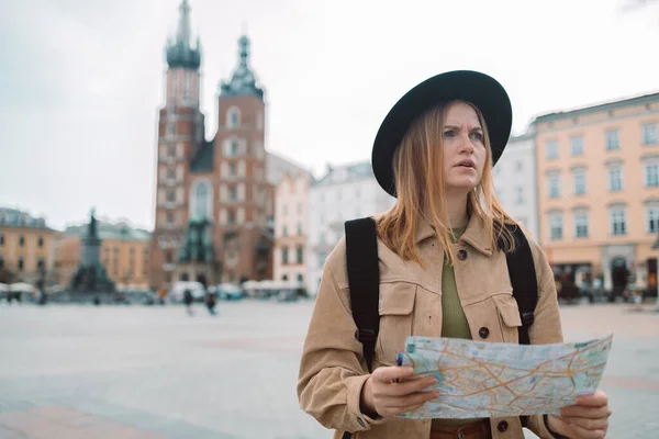Şık Giyinen Sarışın Kız Turistler Bahar Ayında Polonya Nın Eski — Stok fotoğraf